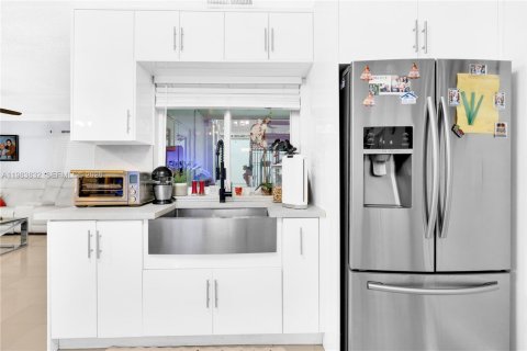 Casa en venta en Miami, Florida, 4 dormitorios, 195.28 m2 № 2047271 - foto 8