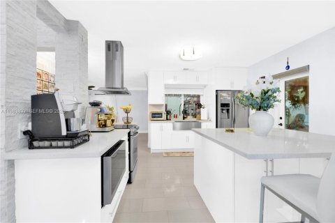Casa en venta en Miami, Florida, 4 dormitorios, 195.28 m2 № 2047271 - foto 6