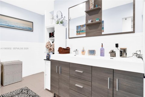 Casa en venta en Miami, Florida, 4 dormitorios, 195.28 m2 № 2047271 - foto 12