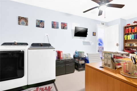 Casa en venta en Miami, Florida, 4 dormitorios, 195.28 m2 № 2047271 - foto 22