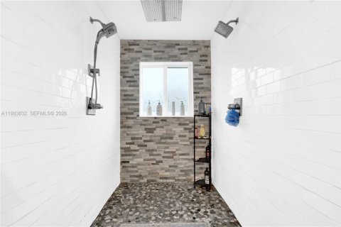 Casa en venta en Miami, Florida, 4 dormitorios, 195.28 m2 № 2047271 - foto 13