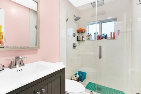 Casa en venta en Miami, Florida, 4 dormitorios, 195.28 m2 № 2047271 - foto 19