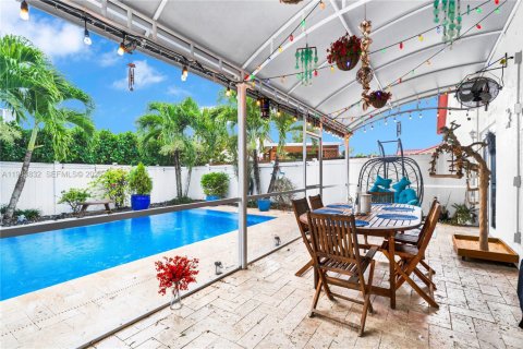 Casa en venta en Miami, Florida, 4 dormitorios, 195.28 m2 № 2047271 - foto 24