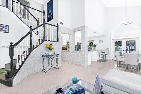 Casa en venta en Miami, Florida, 4 dormitorios, 195.28 m2 № 2047271 - foto 3