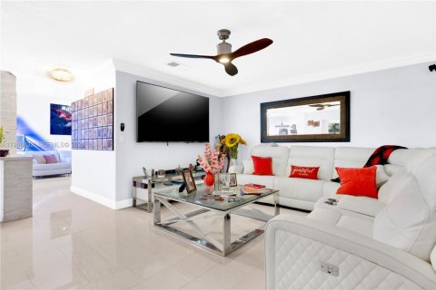 Casa en venta en Miami, Florida, 4 dormitorios, 195.28 m2 № 2047271 - foto 4