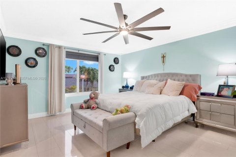 Casa en venta en Miami, Florida, 4 dormitorios, 195.28 m2 № 2047271 - foto 10