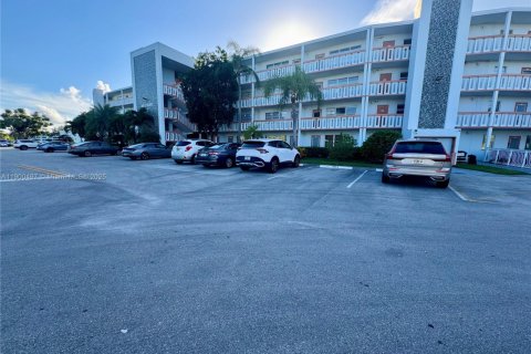 Condo in Deerfield Beach, Florida, 1 bedroom  № 1952294 - photo 1