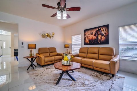 House in Orlando, Florida 5 bedrooms, 288.65 sq.m. № 2223545 - photo 5