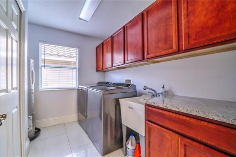 House in Orlando, Florida 5 bedrooms, 288.65 sq.m. № 2223545 - photo 12