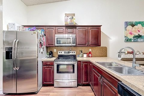 Touwnhouse à vendre à Hialeah, Floride: 2 chambres, 101.17 m2 № 2056272 - photo 5