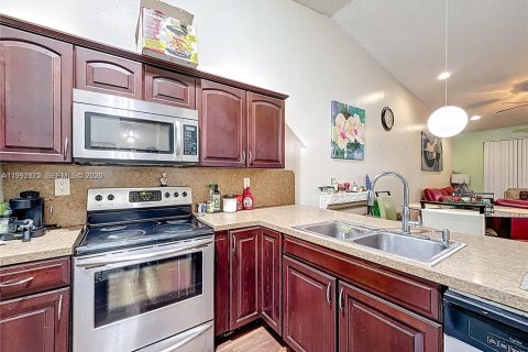 Touwnhouse à vendre à Hialeah, Floride: 2 chambres, 101.17 m2 № 2056272 - photo 2