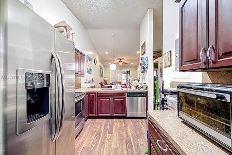 Touwnhouse à vendre à Hialeah, Floride: 2 chambres, 101.17 m2 № 2056272 - photo 7