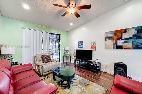 Touwnhouse à vendre à Hialeah, Floride: 2 chambres, 101.17 m2 № 2056272 - photo 9