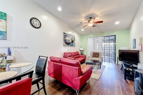 Touwnhouse à vendre à Hialeah, Floride: 2 chambres, 101.17 m2 № 2056272 - photo 11