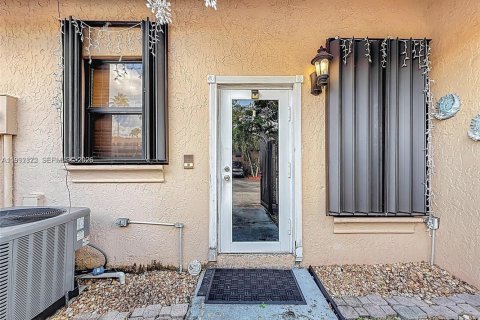 Touwnhouse à vendre à Hialeah, Floride: 2 chambres, 101.17 m2 № 2056272 - photo 16
