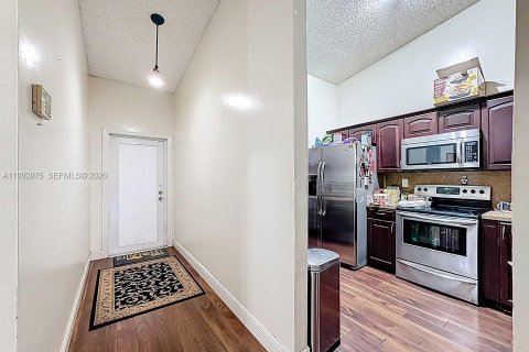 Touwnhouse à vendre à Hialeah, Floride: 2 chambres, 101.17 m2 № 2056272 - photo 3