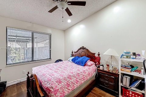 Touwnhouse à vendre à Hialeah, Floride: 2 chambres, 101.17 m2 № 2056272 - photo 14