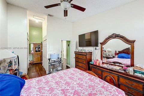 Touwnhouse à vendre à Hialeah, Floride: 2 chambres, 101.17 m2 № 2056272 - photo 13