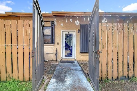 Touwnhouse à vendre à Hialeah, Floride: 2 chambres, 101.17 m2 № 2056272 - photo 17
