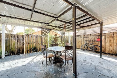 Touwnhouse à vendre à Hialeah, Floride: 2 chambres, 101.17 m2 № 2056272 - photo 28