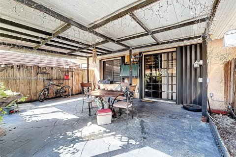 Touwnhouse à vendre à Hialeah, Floride: 2 chambres, 101.17 m2 № 2056272 - photo 30