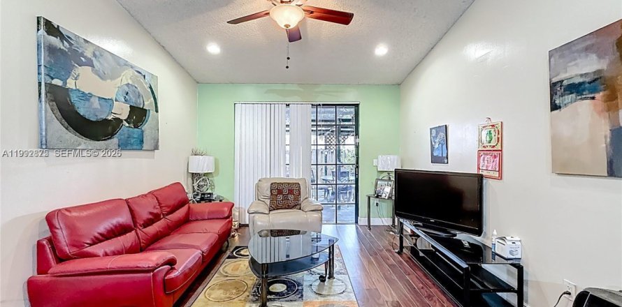 Touwnhouse à Hialeah, Floride 2 chambres, 101.17 m2 № 2056272