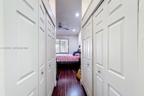 Touwnhouse à vendre à Hialeah, Floride: 2 chambres, 101.17 m2 № 2056272 - photo 12