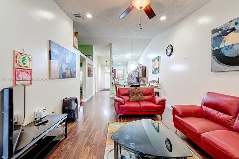 Touwnhouse à vendre à Hialeah, Floride: 2 chambres, 101.17 m2 № 2056272 - photo 10