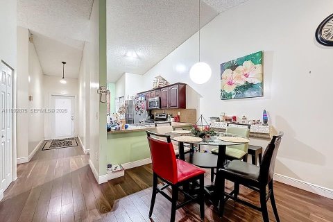 Touwnhouse à vendre à Hialeah, Floride: 2 chambres, 101.17 m2 № 2056272 - photo 8