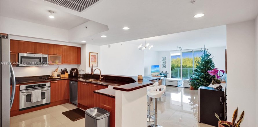 Кондоминиум с 3 спальнями в Норт-Майами, Флорида № 1986428