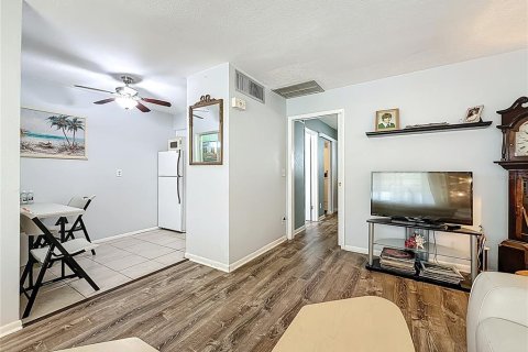 House in Largo, Florida 1 bedroom, 50.54 sq.m. № 2096567 - photo 8