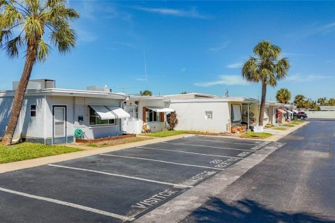House in Largo, Florida 1 bedroom, 50.54 sq.m. № 2096567 - photo 2