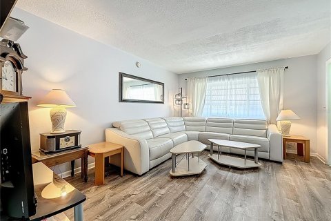 House in Largo, Florida 1 bedroom, 50.54 sq.m. № 2096567 - photo 6