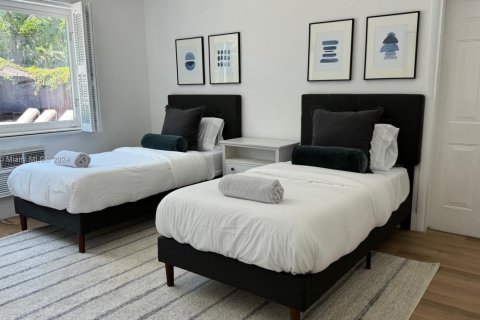 House in Biscayne Park, Florida 3 bedrooms, 179.95 sq.m. № 1946579 - photo 16