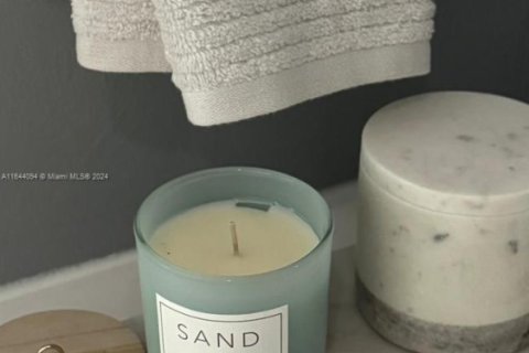 House in Biscayne Park, Florida 3 bedrooms, 179.95 sq.m. № 1946579 - photo 5