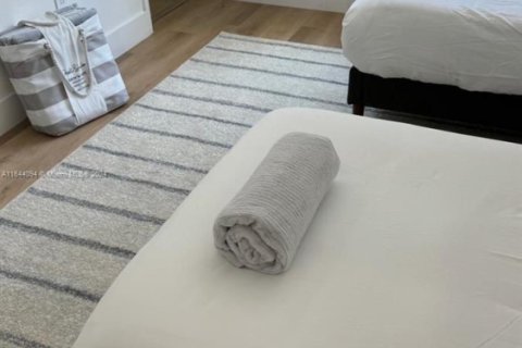 House in Biscayne Park, Florida 3 bedrooms, 179.95 sq.m. № 1946579 - photo 7