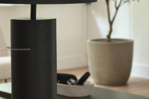 House in Biscayne Park, Florida 3 bedrooms, 179.95 sq.m. № 1946579 - photo 21