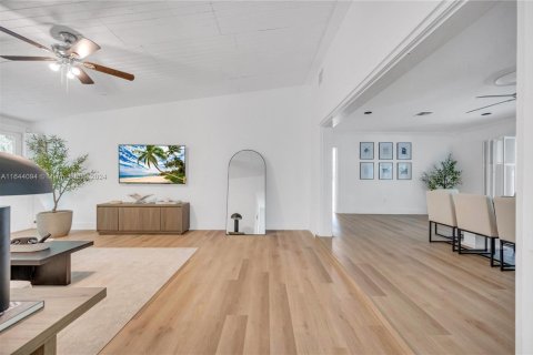 House in Biscayne Park, Florida 3 bedrooms, 179.95 sq.m. № 1946579 - photo 19