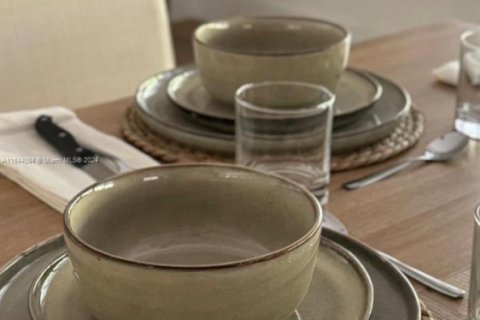 House in Biscayne Park, Florida 3 bedrooms, 179.95 sq.m. № 1946579 - photo 2