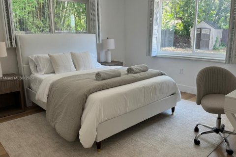 House in Biscayne Park, Florida 3 bedrooms, 179.95 sq.m. № 1946579 - photo 15