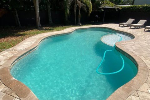 House in Biscayne Park, Florida 3 bedrooms, 179.95 sq.m. № 1946579 - photo 18