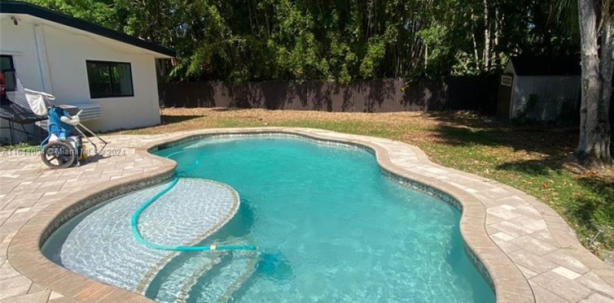 House in Biscayne Park, Florida 3 bedrooms, 179.95 sq.m. № 1946579