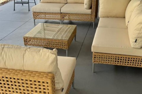 House in Biscayne Park, Florida 3 bedrooms, 179.95 sq.m. № 1946579 - photo 13