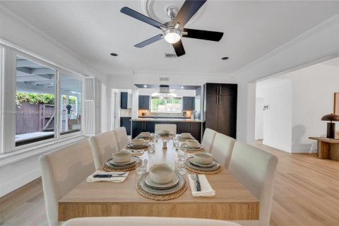 House in Biscayne Park, Florida 3 bedrooms, 179.95 sq.m. № 1946579 - photo 27