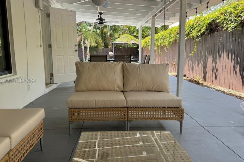 House in Biscayne Park, Florida 3 bedrooms, 179.95 sq.m. № 1946579 - photo 14