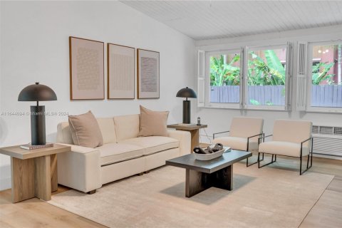 House in Biscayne Park, Florida 3 bedrooms, 179.95 sq.m. № 1946579 - photo 22