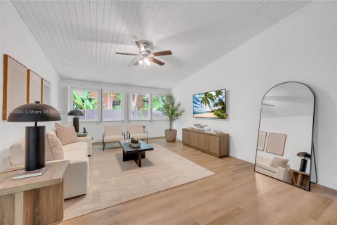 House in Biscayne Park, Florida 3 bedrooms, 179.95 sq.m. № 1946579 - photo 20