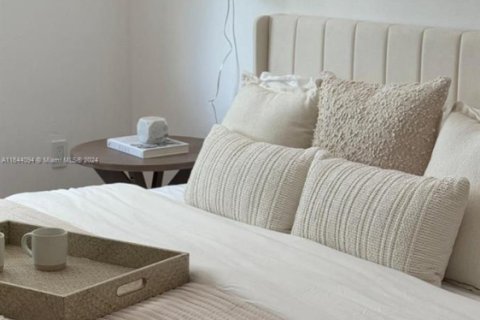 House in Biscayne Park, Florida 3 bedrooms, 179.95 sq.m. № 1946579 - photo 3