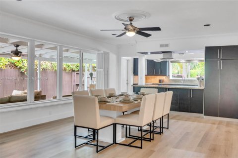 House in Biscayne Park, Florida 3 bedrooms, 179.95 sq.m. № 1946579 - photo 26