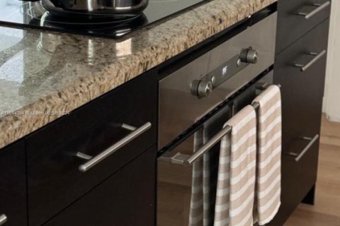 House in Biscayne Park, Florida 3 bedrooms, 179.95 sq.m. № 1946579 - photo 6